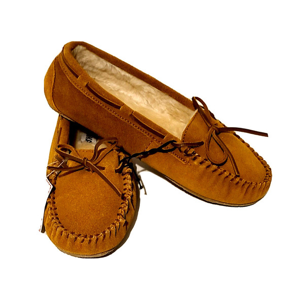 WOMEN'S MINNETONKA LEATHER SUEDE SLIPPERS MOCS FAUX SHEARLING LINING 11M NEW - Picture 1 of 10